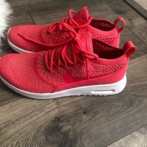 ⭐️BRAND NEW NIKE women’s 9.5 pink running shoes